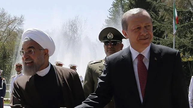 El presidente iraní, Hasan Rohani (izda), recibe a su homólogo turco, Recep Tayyip Erdogan (dcha) en Teherán (Irán)