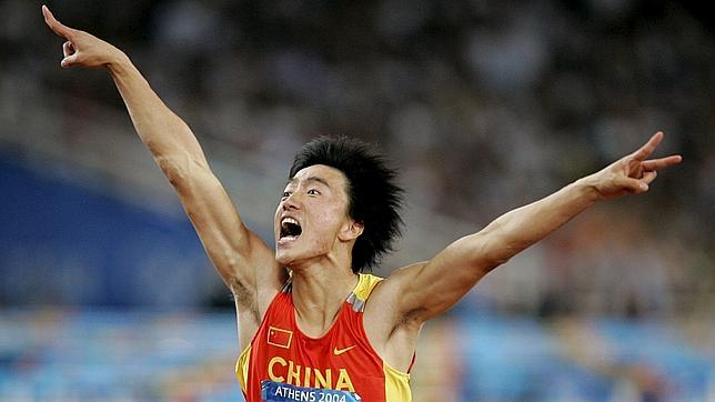 Liu Xiang celebra su oro en Atenas 2004