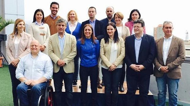 Tavío presenta su grupo de gobierno, «el equipo de confianza de familias y barrios de Santa Cruz»