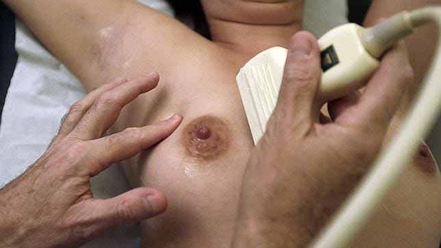 Una mujer se somete a una ecografía mamaria