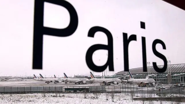 Aviones estacionados en el aeropuerto Charles de Gaulle de Paris