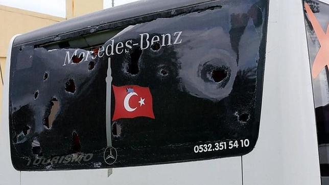 Más violencia en Turquía: apeadreado el autobús del Besiktas