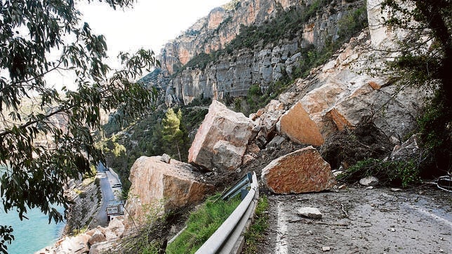 Empiezan a adecuar los accesos a Cortes de Pallás tras el derrumbe