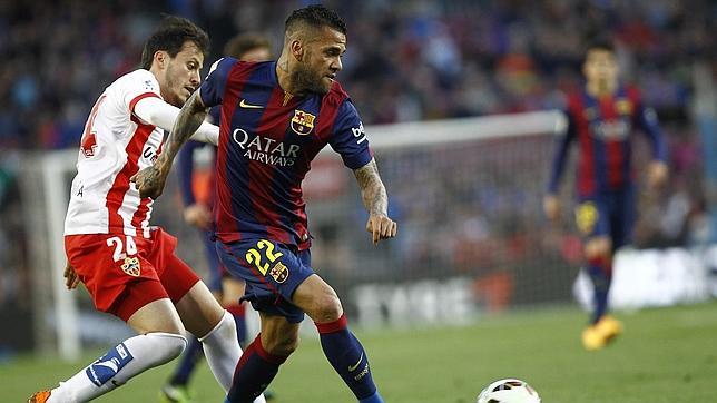 Dani Alves, anoche, en el Camp Nou contra el Almería