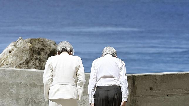 Los emperadores de Japón rinden homenaje a las víctimas de la II Guerra Mundial en el Pacífico