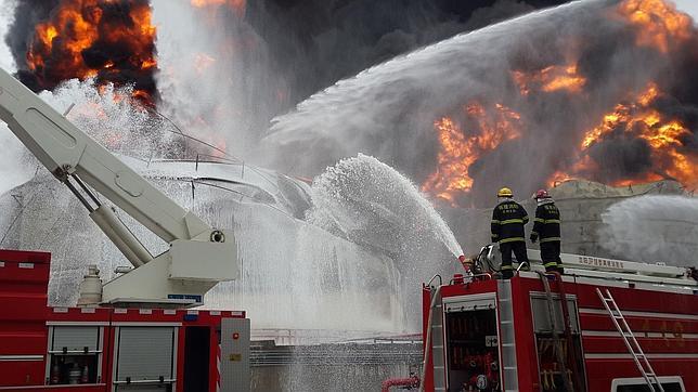 Casi 30.000 evacuados por el incendio de una planta química en China