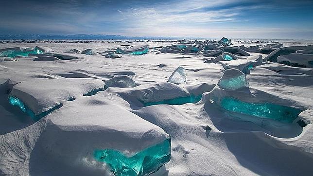 El increíble lago que brilla como si estuviera lleno de turquesas