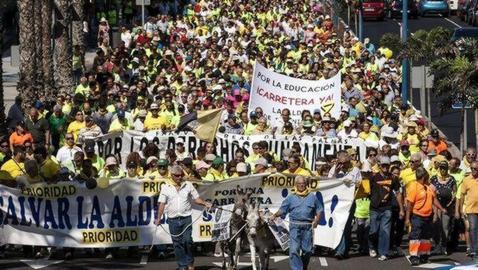 Manifestación de los ciudadanos de La Aldea para reclamar que se termine de construir la carretera