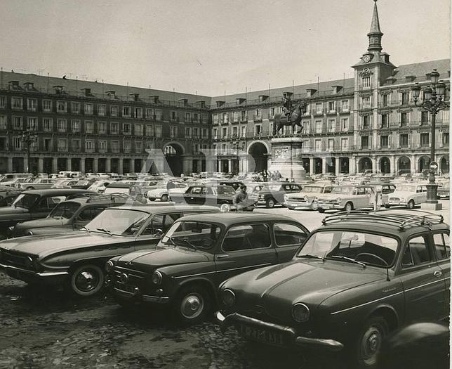 Coches en la Plaza Mayor de Madrid