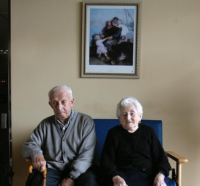 2004. Mayores en A Veiga. Una pareja posa en una residencia