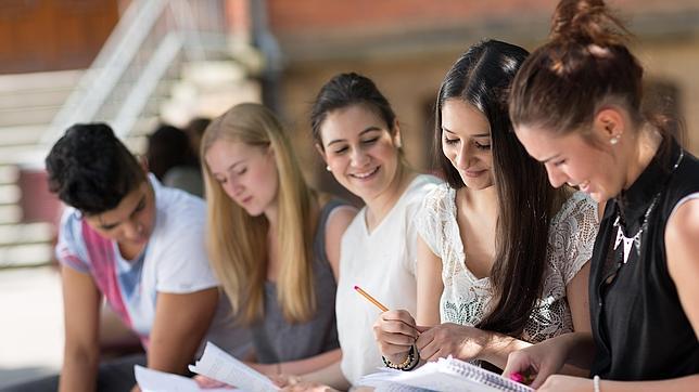 Crece el interés de los jóvenes por la política pero también su desconfianza