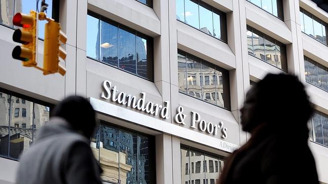 S&P mantiene el «rating» de España, pero avisa de una «significativa incertidumbre» política