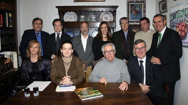 El pintor, sentado, segundo por la derecha, junto al consejero de Cultura, el alcalde de La Roda y los miembros de la fundación