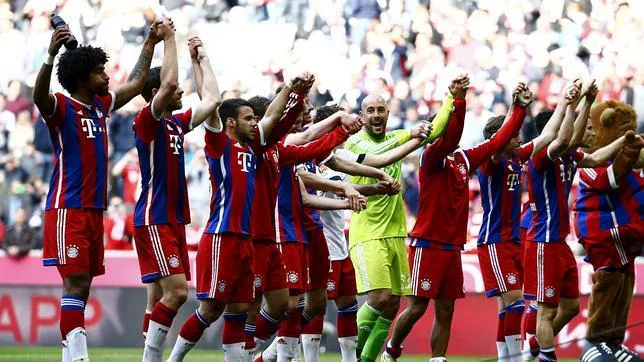 El Bayern celebra la victoria sober el Eintratch (3-0) con sus aficionados