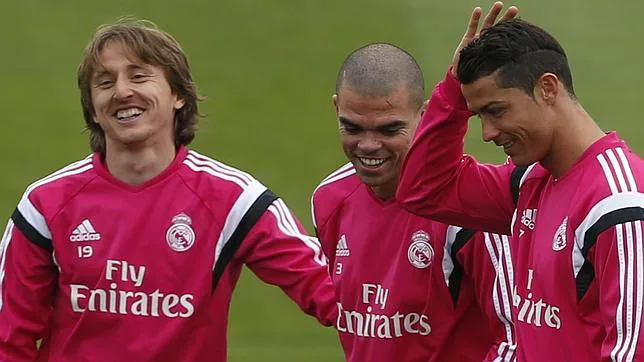 Modric y Pepe comparten la alegría de Cristiano al saber que se le anulaba la amonestación y podrá jugar hoy