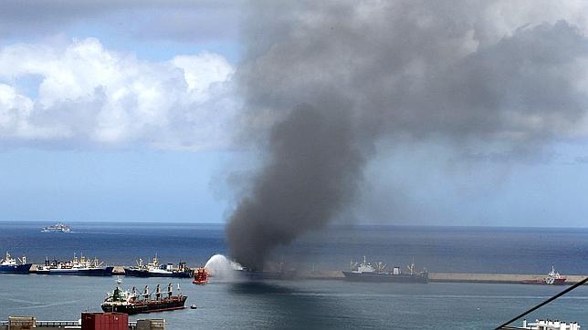 Arde un pesquero en el muelle Reina Sofía del puerto de Las Palmas de Gran Canaria