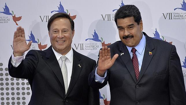 Nicolás Maduro saluda a los fotógrafos junto al presidente de Panamá