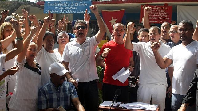 Un grupo de opositores cubanos, durante el foro de la sociedad civil organizado en La Habana