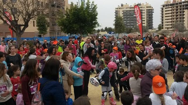 Un millar de alicantinos patinan para ayudar contra el cáncer