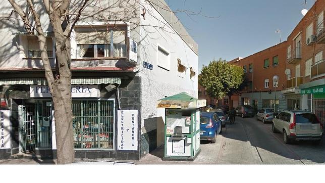 Apuñala cinco veces por la espalda a su expareja frente a su casa en Puente de Vallecas