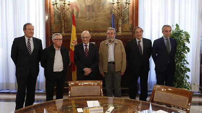 Imagen de los responsables de CEOE y sindicatos, junto al ministro de Hacienda (centro) y su mano derecha, el secretario de estado de Hacienda, Miguel Ferre