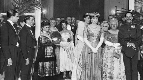 Alfonso XIII (a la derecha) durante un acto celebrado en el Ritz en 1917 Foto: Julio Duque