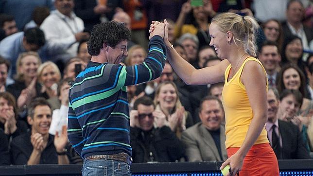 Wozniacki la arma en Twitter felicitando al rival de su exnovio