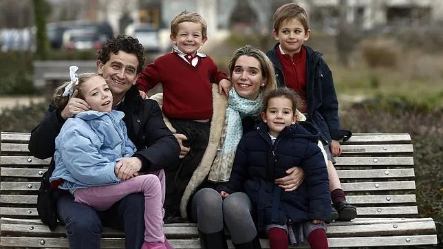 Mariana, con parálisis cerebral adquirida, rodeada de sus padres y hermanos
