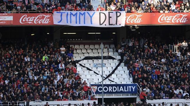 Pancarta en homenaje a Francisco Javier Romero Taboada, ultra del Deportivo, en el Sánchez Pizjuán