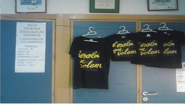 Imagen de las camisetas a la ventas expuestas en una de las aulas del centro público