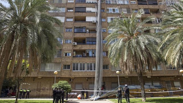 Un andamio se descuelga y destroza un pie a un obrero que estaba en la calle