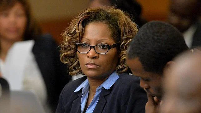 Una de las formadoras acusadas escucha la sentencia del juez en Atlanta