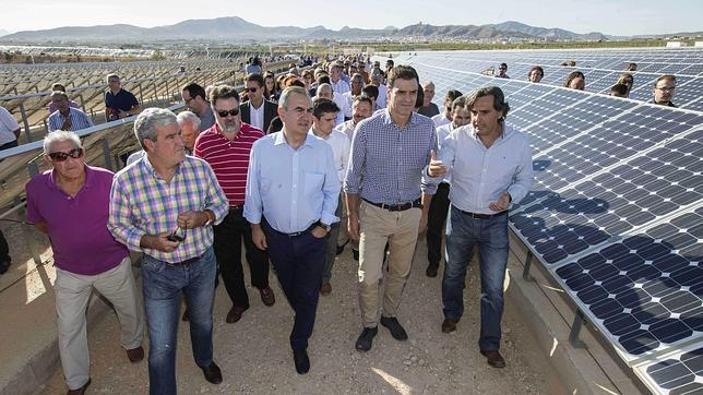 Pedro Sánchez, segundo por la derecha, durante la visita que hizo hace unos meses a una planta fotovoltaica en Jumilla (Murcia)