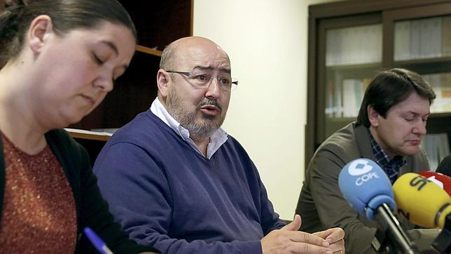 Los representantes de Unións Agrarias, Roberto García (c); Xóvenes Agricultores, Francisco Bello (d); e Isabel Vilalba, Sindicato Labrego Galego