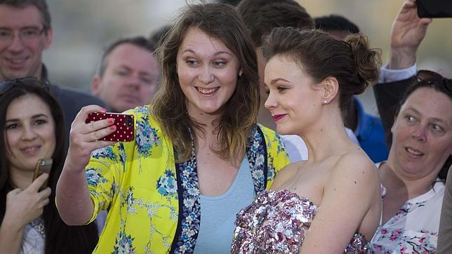 La actriz Carey Mulligan posa para un «selfie» en la premiere londinense de «Far From The Madding Crowd»
