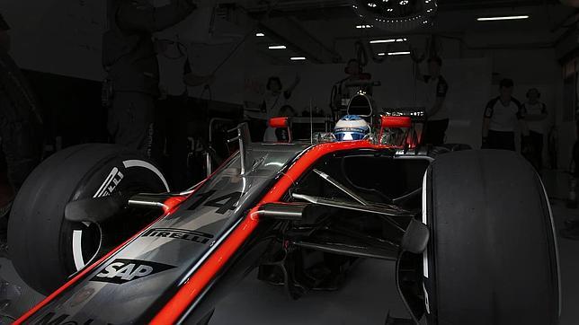 Luces y sombras en McLaren en los primeros libres