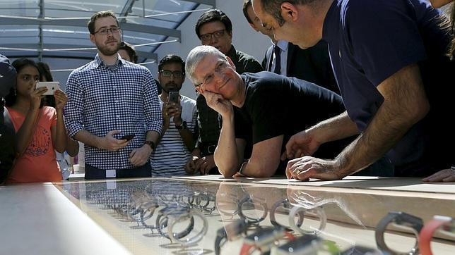 Tim Cook looks ante varios Apple Watches en Palo Alto, California