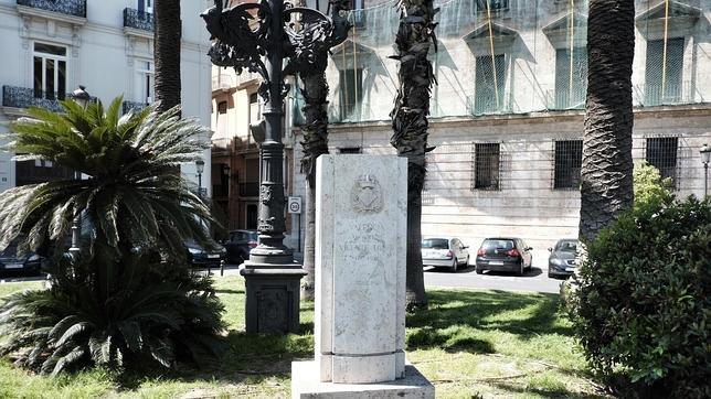 Unos vándalos dañan la escultura del pintor López en la plaza del Temple