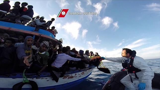 Un muerto y varios heridos por quemaduras entre los inmigrantes llegados a Lampedusa