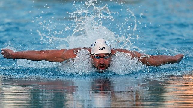 Michael Phelps compite en los 100 metros mariposa en Mesa, Arizona