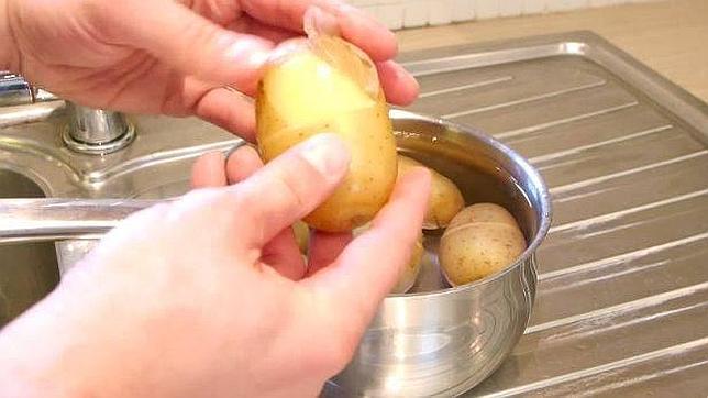 La forma más rápida y fácil de pelar las patatas