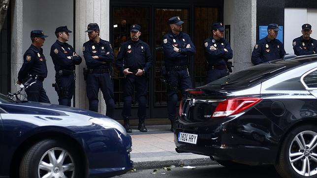 La Policía, ante el domicilio de Rodrigo Rato durante el momento del registro