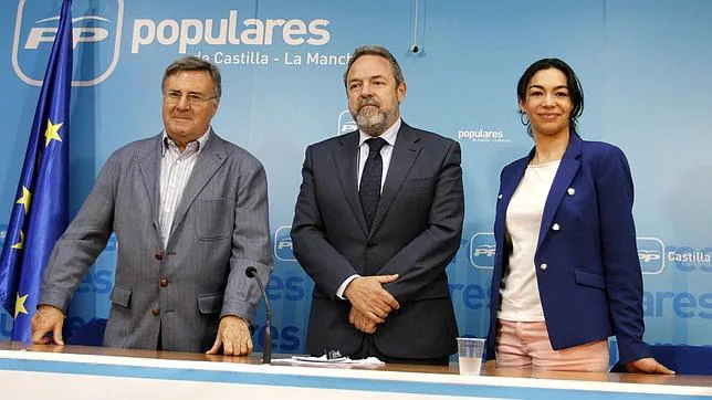 Jesús Labrador (centro), Arturo García-Tizón y Claudia Alonso