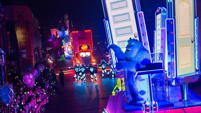 Disneyland celebra 60 años con un nuevo desfile nocturno