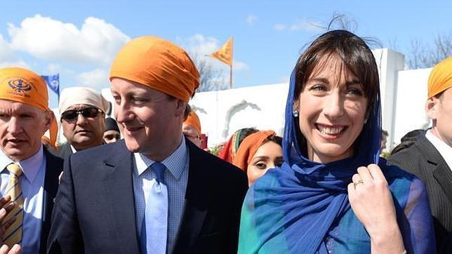 Los Cameron visitan un templo hindú, al sureste de Londres