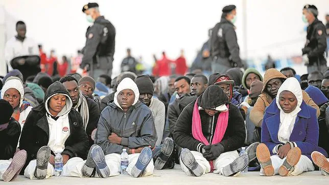 Inmigrantes subsaharianos desembarcados en el puerto siciliano de Augusta