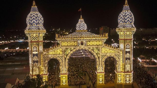 La tradicional prueba del alumbrado, en la Feria de Abril de Sevilla de 2014