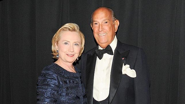 Hillary Clinto junto a Oscar De la Renta