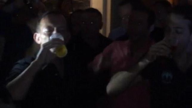 El vídeo viral de Tony Abbott bebiendo una cerveza de un trago