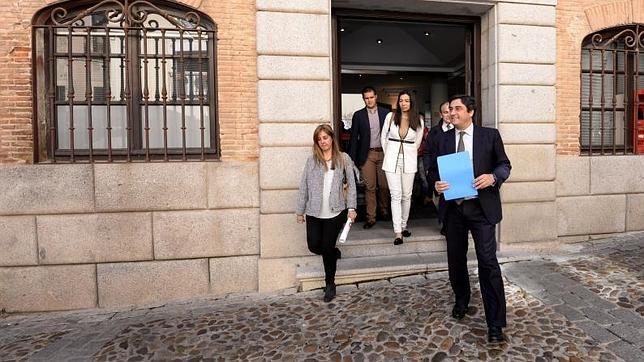 Echániz entrega una carta en el Consistorio en la que pide a Page que dé la licencia del nuevo hospital